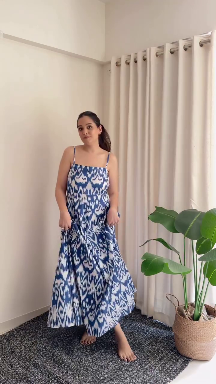 Elegant Casual Winter Outfit – Printed Skirt with Sweater