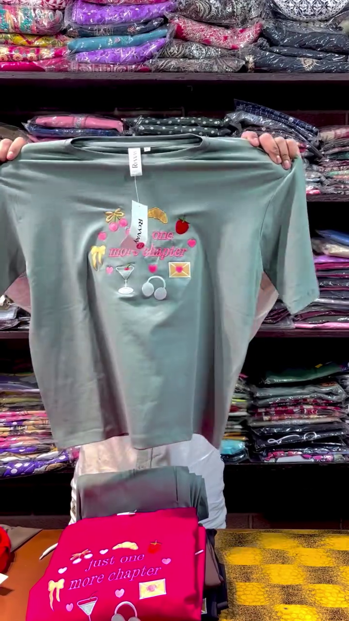 Minimal Graphic Oversized Tee – Soft Aesthetic Everyday Wear